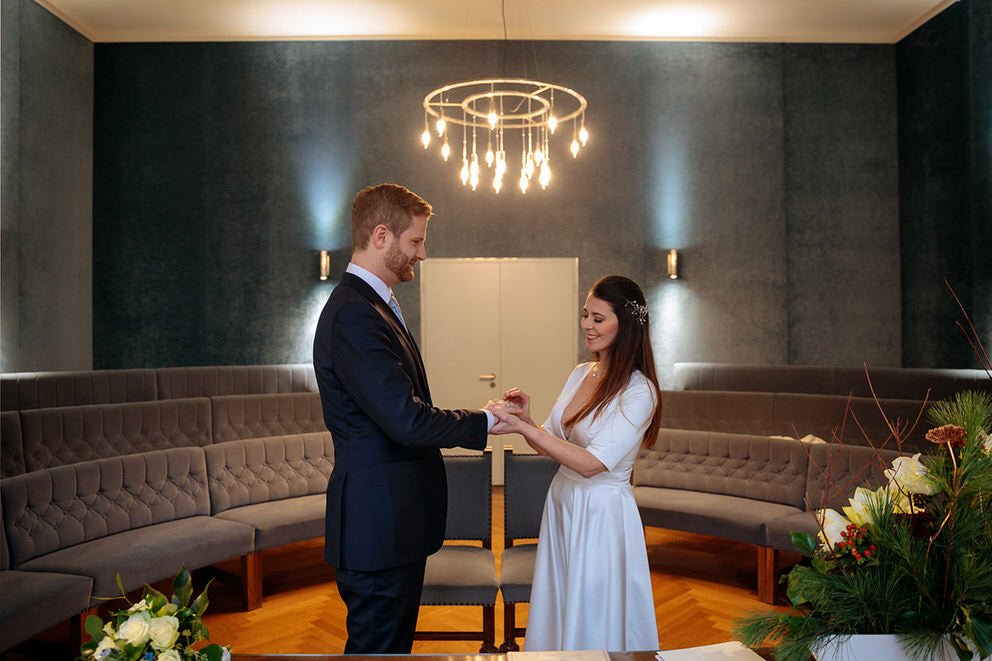 Ringtausch bei intimer Hochzeit im Winter zur Corona-Zeit