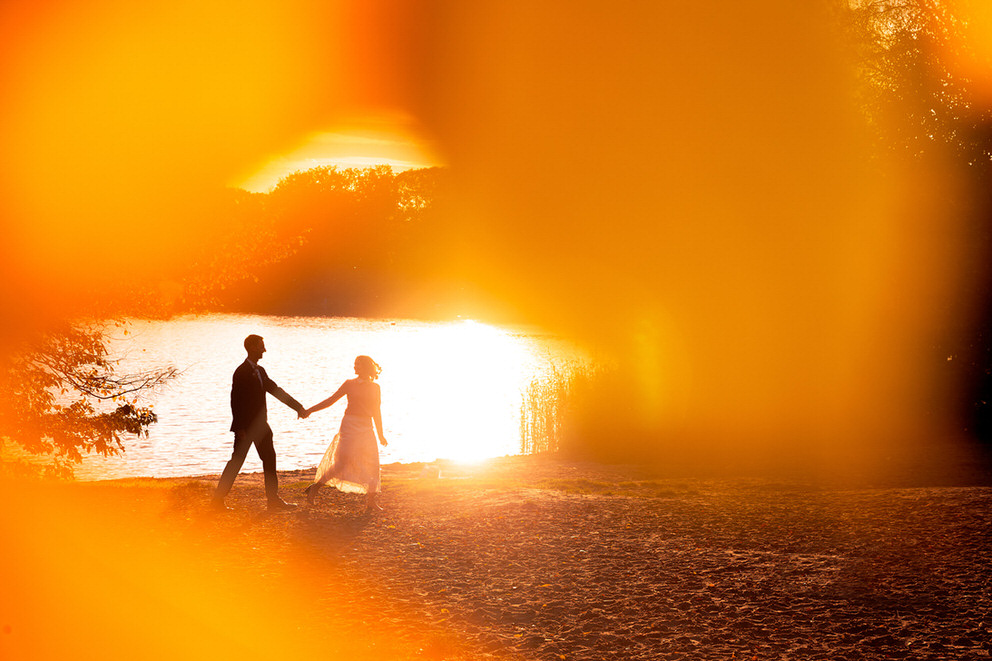 Hochzeitsfotos im Herbst bei Sonnenuntergang