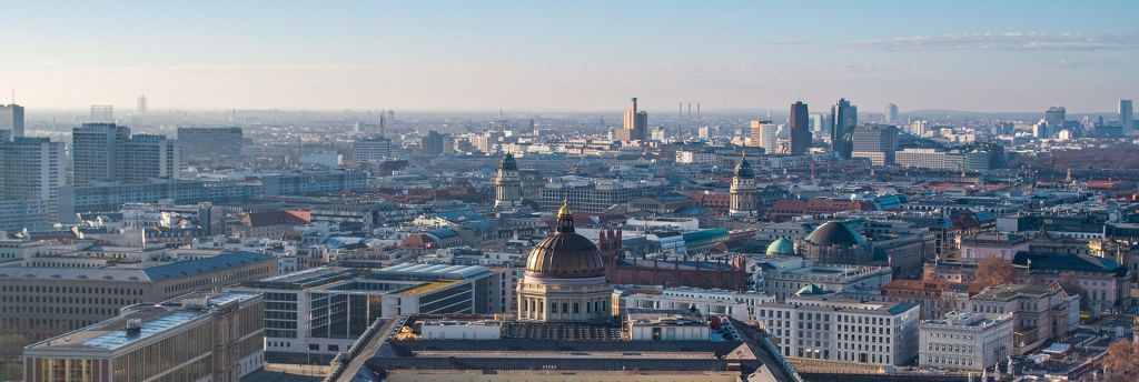 Luftbild von Berlin-Mitte mit dem Stadtschloss, dem Gendarmenmarkt und dem Potsdamer Platz. Luftaufnahmen von einer Drohne im ED-R 146 Luftbild von Berlin-Mitte mit dem Stadtschloss, dem Gendarmenmarkt und dem Potsdamer Platz. Luftaufnahmen von einer Drohne im ED-R 146