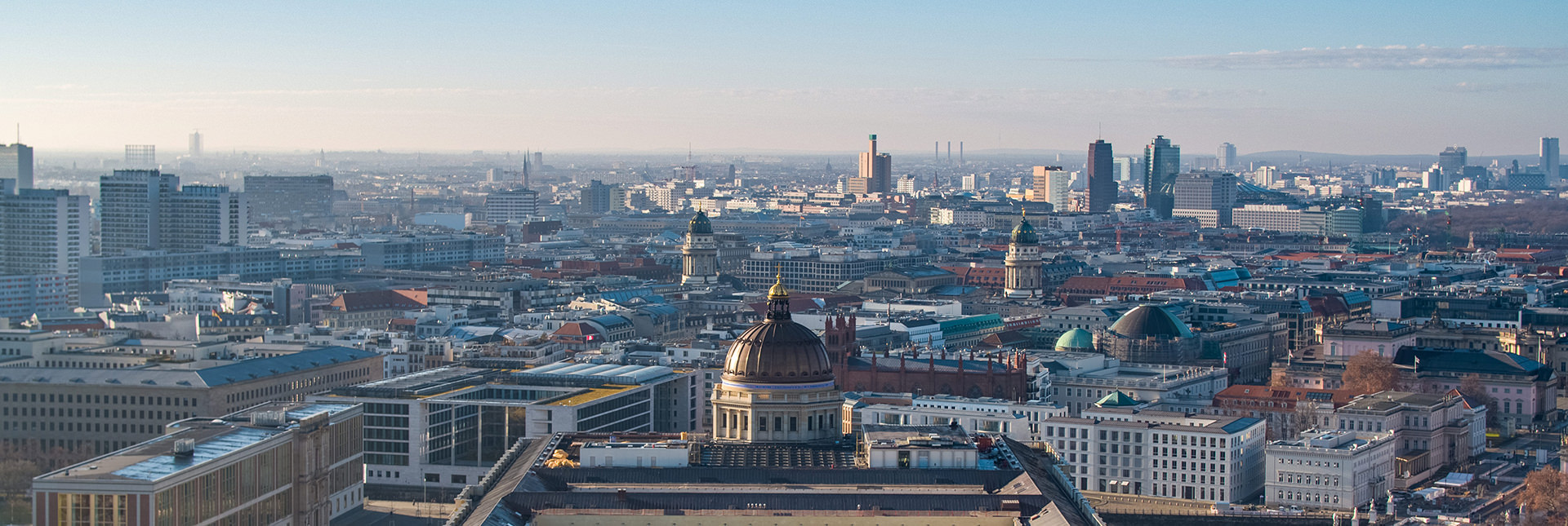 Luftbild von Berlin-Mitte mit dem Stadtschloss, dem Gendarmenmarkt und dem Potsdamer Platz. Luftaufnahmen für Filmproduktion mit Drohne im Dezember 2020