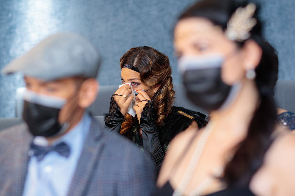 Hochzeitsgast mit Maske weint bei standesamtlicher Trauung