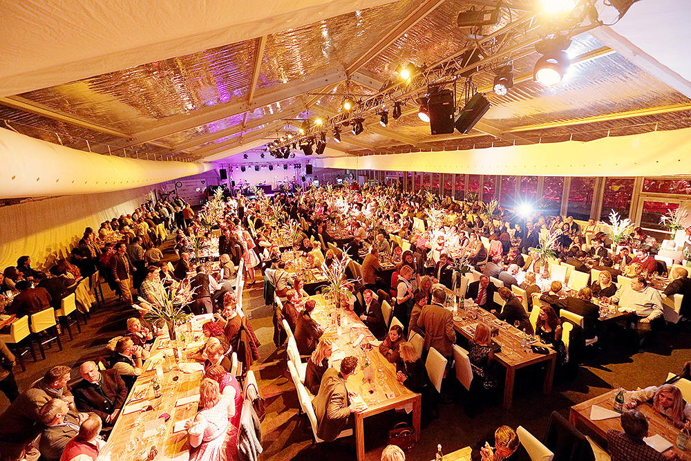 Blick ins vollkommen gefüllte VIP Zelt beim Snow Polo World Cup in Kitzbühel