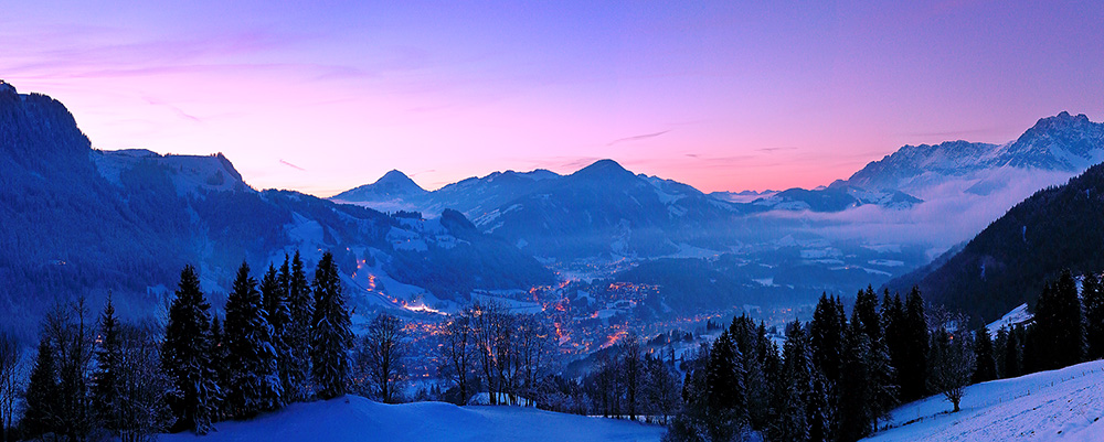 Panorama von Kitzbühel nach Sonnenuntergang.