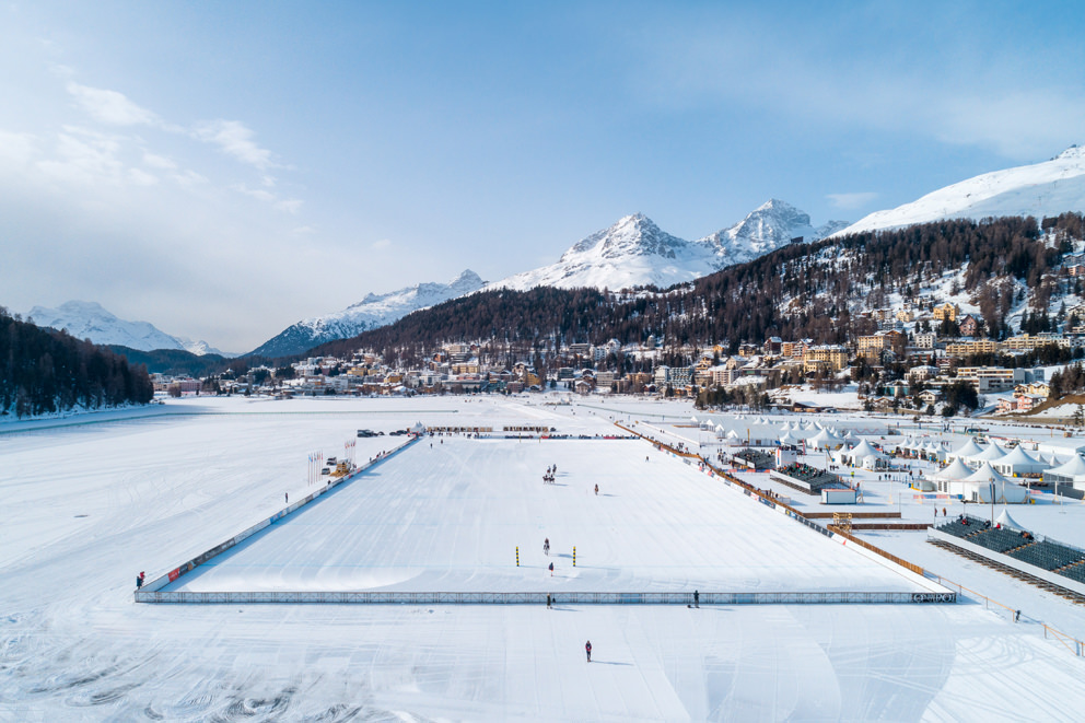 Luftbild eines Snow Polo Turniers auf dem St. Moritzsee in St. Moritz in der Schweiz