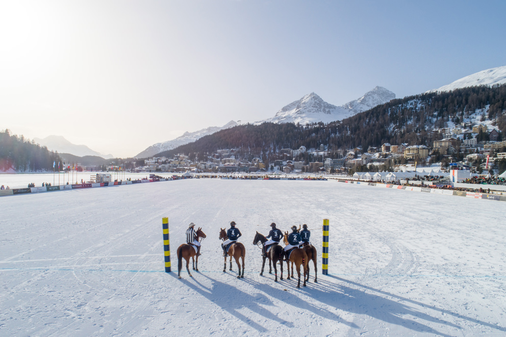 Polopferde bei einem Turnier in einem Luftbild auf dem St. Moritzsee in St. Moritz in der Schweiz Polopferde bei einem Turnier in einem Luftbild auf dem St. Moritzsee in St. Moritz in der Schweiz