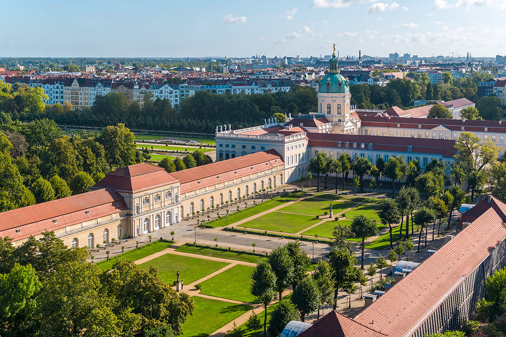 Luftbild Schloss und Orangerie Charlottenburg in Berlin als Ort für Events, Hochzeitsfeiern und Hochzeitsfotos