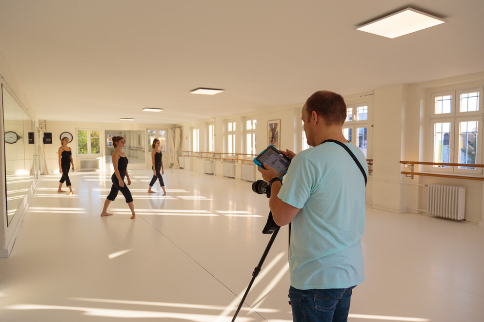 Unternehmensfotograf in Berlin fotografiert Tänzerinnen in Tanzstudio von Tanzschule