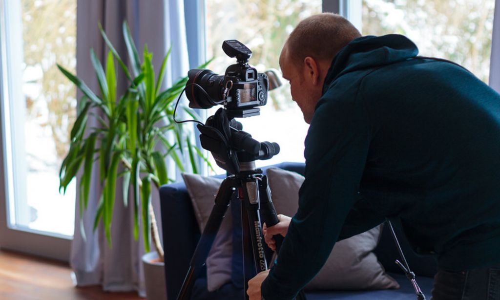 Immobilienfotograf Mecklenburg Vorpommern fotografiert Wohnzimmer von Ferienwohnung