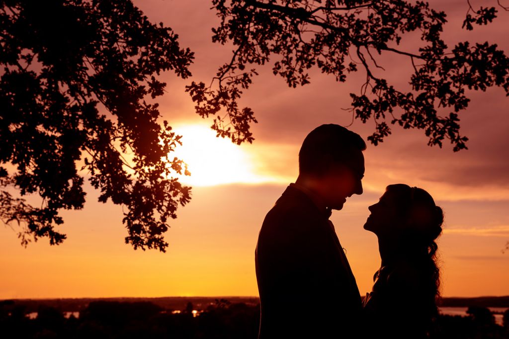 Brautpaarfotos zum Sonnenuntergang