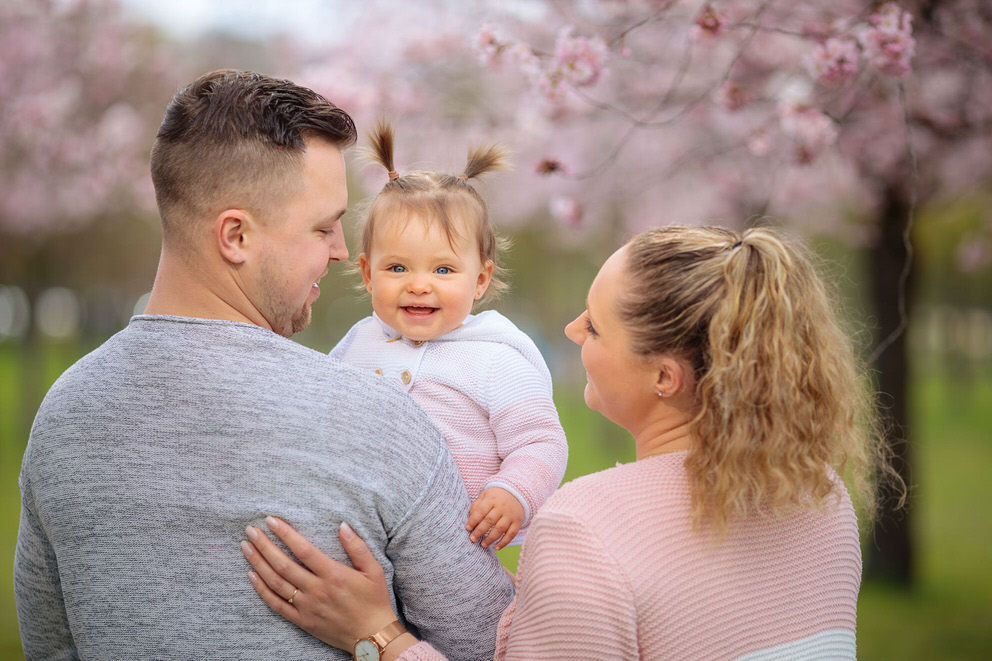 Familienbilder unter Kirschblüten in Potsdam vom Fotograf für Kinderfotos Familienbilder unter Kirschblüten in Potsdam vom Fotograf für Kinderfotos