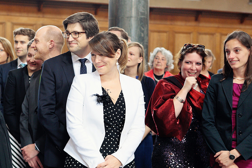 Hochzeitsgäste beobachten den Einzug der Braut in die Kirche