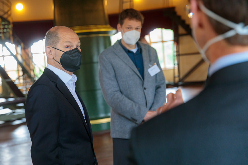 Pressefoto von Olaf Scholz zu Besuch auf dem Telegrafenberg im Großen Refraktor in Potsdam 