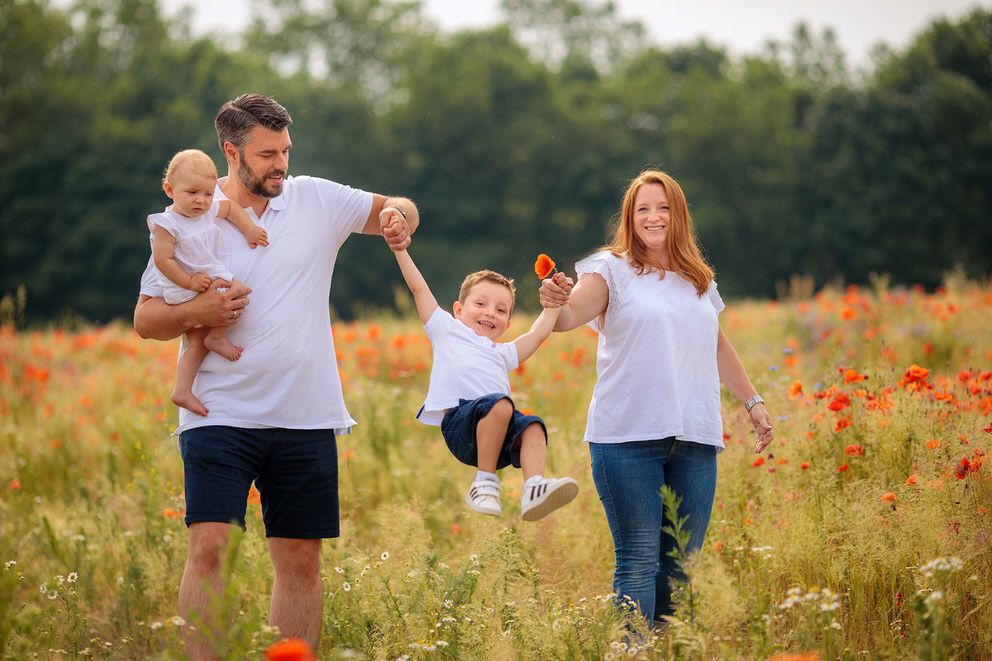 Familienfotos auf Mohnfeld in Brandenburg