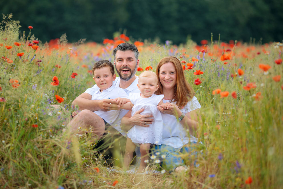 Familienfotos auf Mohnfeld vom Fotograf in Brandenburg Familienfotos auf Mohnfeld vom Fotograf in Brandenburg