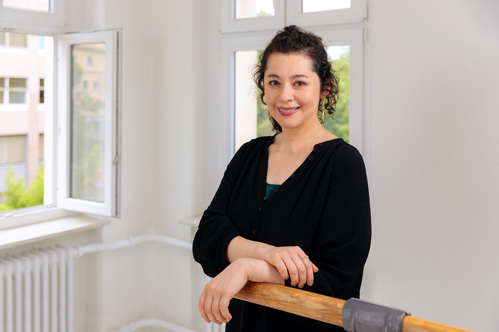 Portrait einer Tanzlehrerin im Tanzstudio