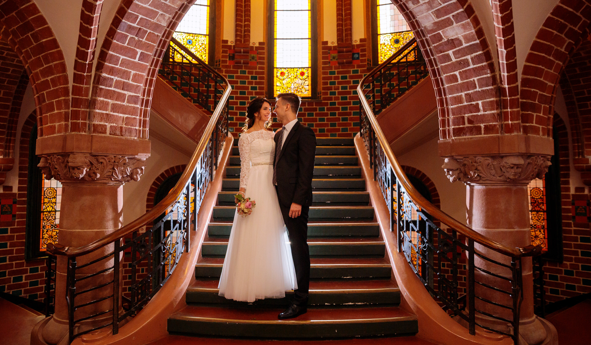 Hochzeitsfotograf mit Brautpaar nach Trauung im Rathaus Köpenick Berlin