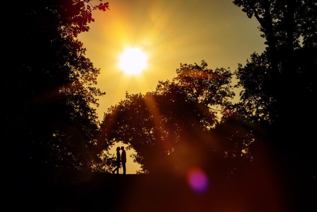 Silhouette einer Verlobung im Abendlicht Silhouette einer Verlobung im Abendlicht