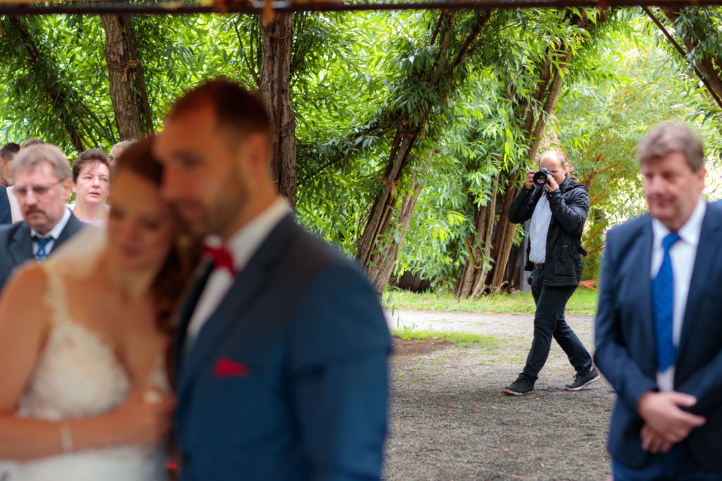 Hochzeitsfotograf fotografiert bei einer Trauung im Spreewald