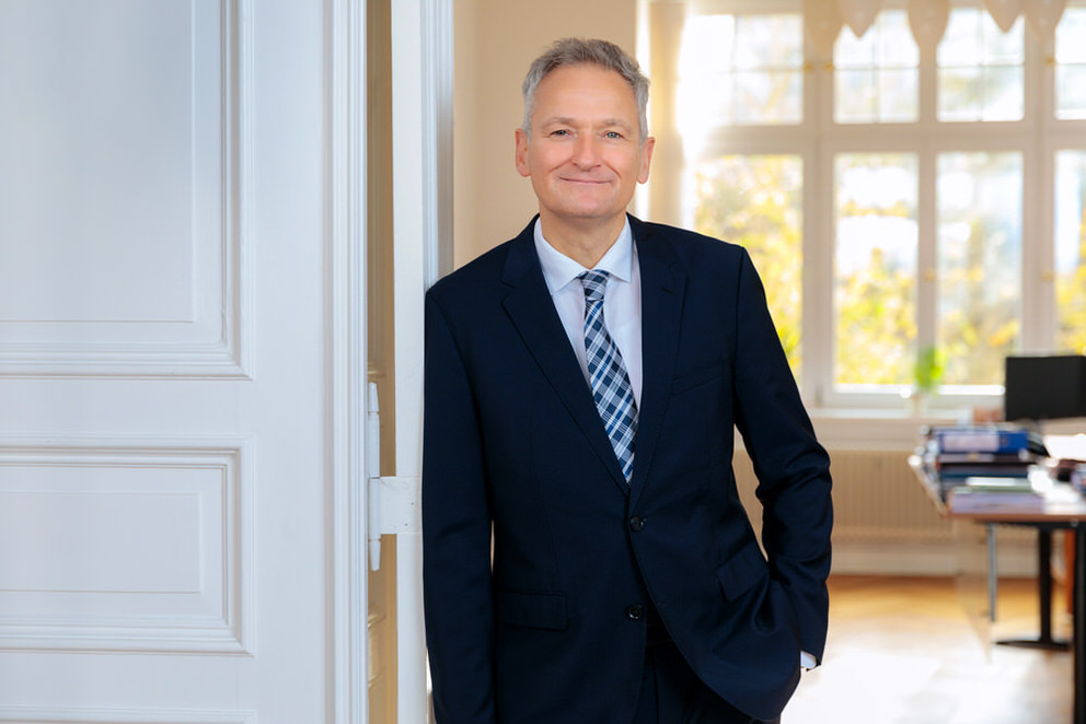 Businessportrait von einem Anwalt aus Potsdam in seinem Büro