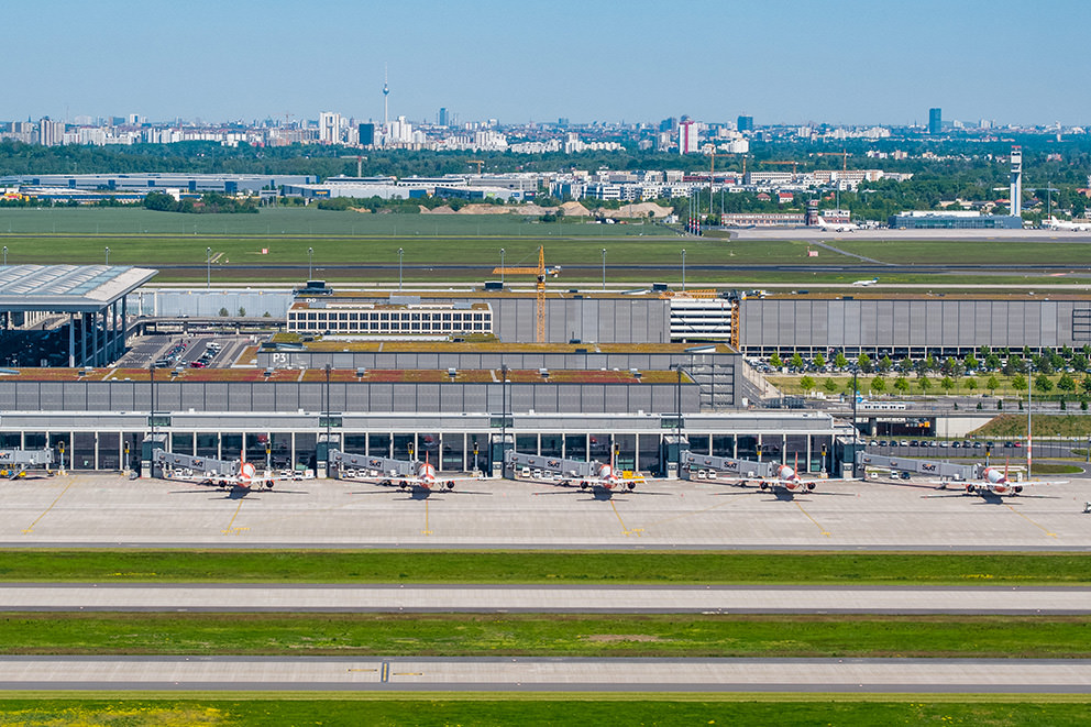 Legaler Drohnenflug am Flughafen Schönefeld in enger Abstimmung mit dem Tower, der Deutschen Flugsicherung und der gemeinsamen oberen Luftfahrtbehörde Berlin Brandenburg Legaler Drohnenflug am Flughafen Schönefeld in enger Abstimmung mit dem Tower, der Deutschen Flugsicherung und der gemeinsamen oberen Luftfahrtbehörde Berlin Brandenburg