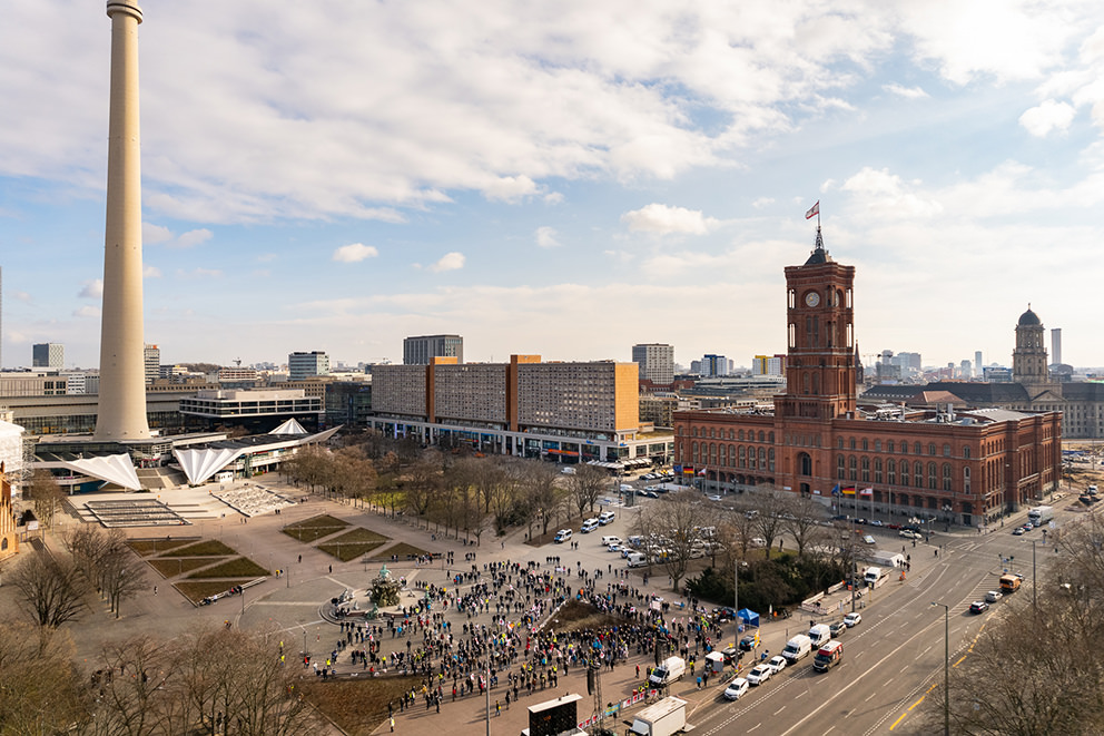 Livestream aus einer Drohne in Berlin vor dem roten Rathaus während einer Demonstration Livestream aus einer Drohne in Berlin vor dem roten Rathaus während einer Demonstration
