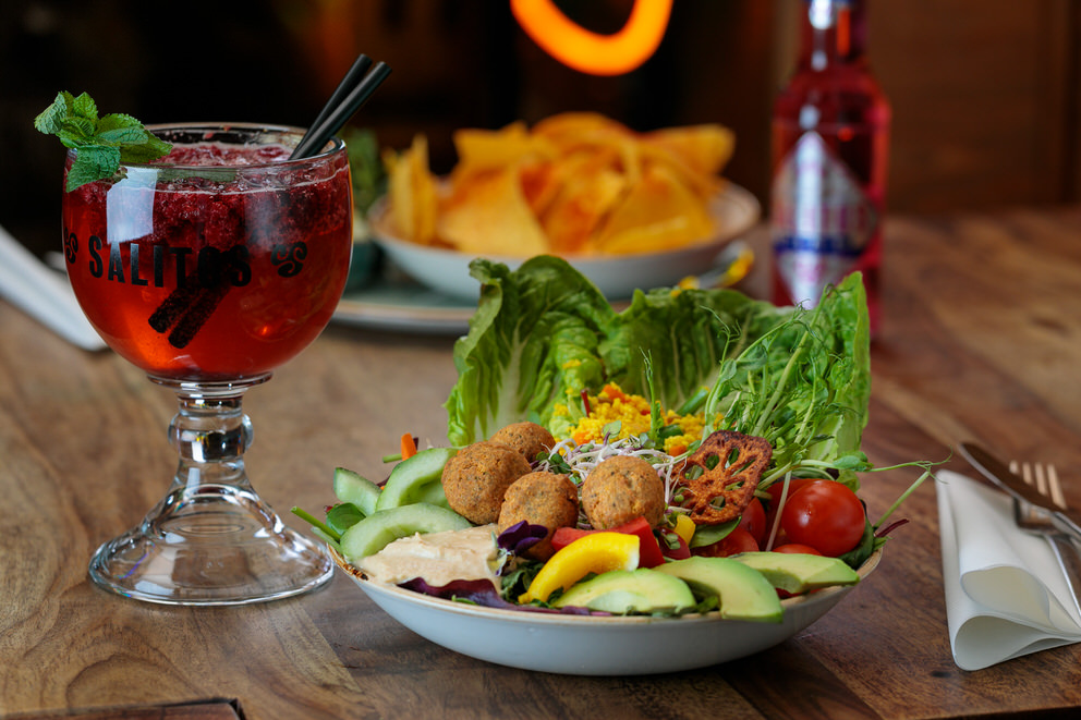 Bilder von einem Salat mit Avocado, Tomaten und Fleischbällchen