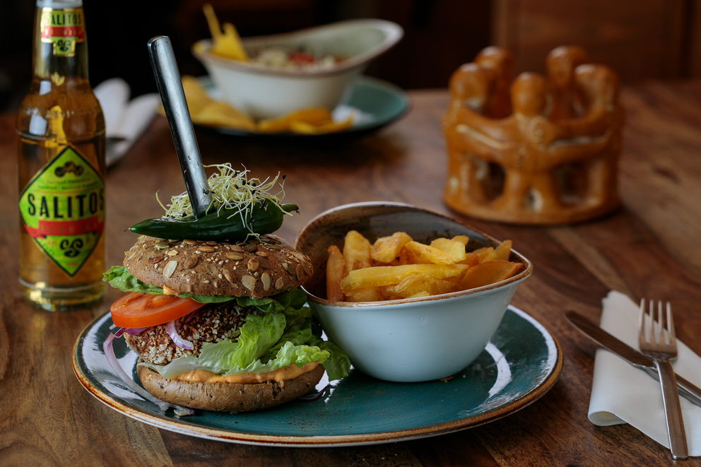 Foto von einem Burger mit Pommes