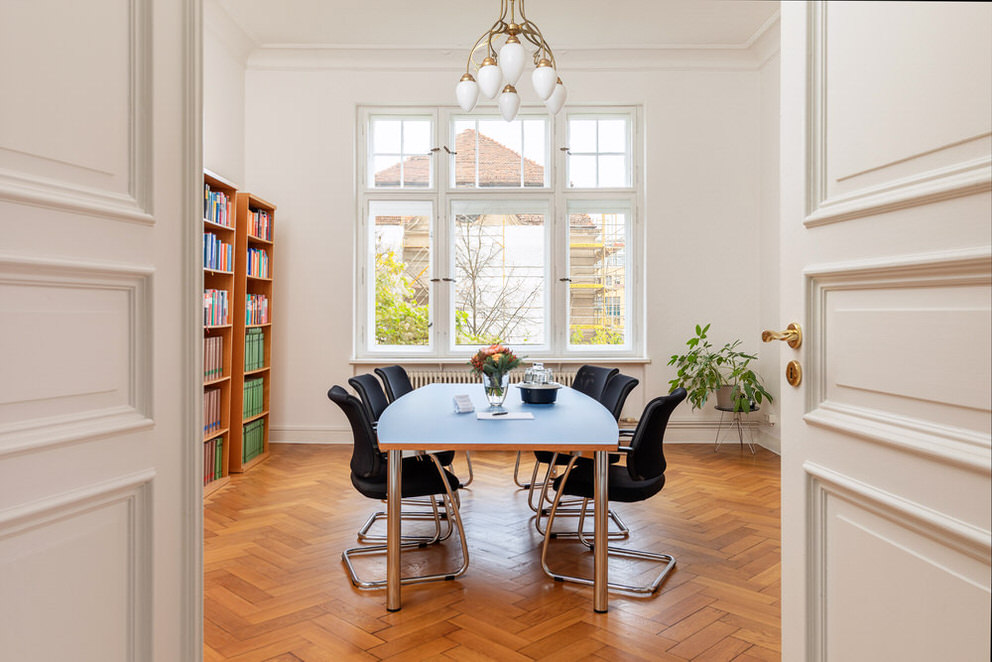 Innenaufnahme vom Besprechungsraum einer Kanzlei aus Potsdam