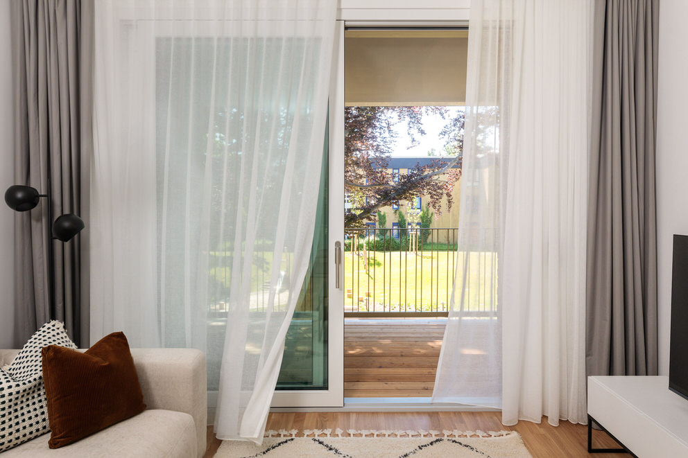 Innenaufnahmen von Ferienappartement mit offener Terrassentür