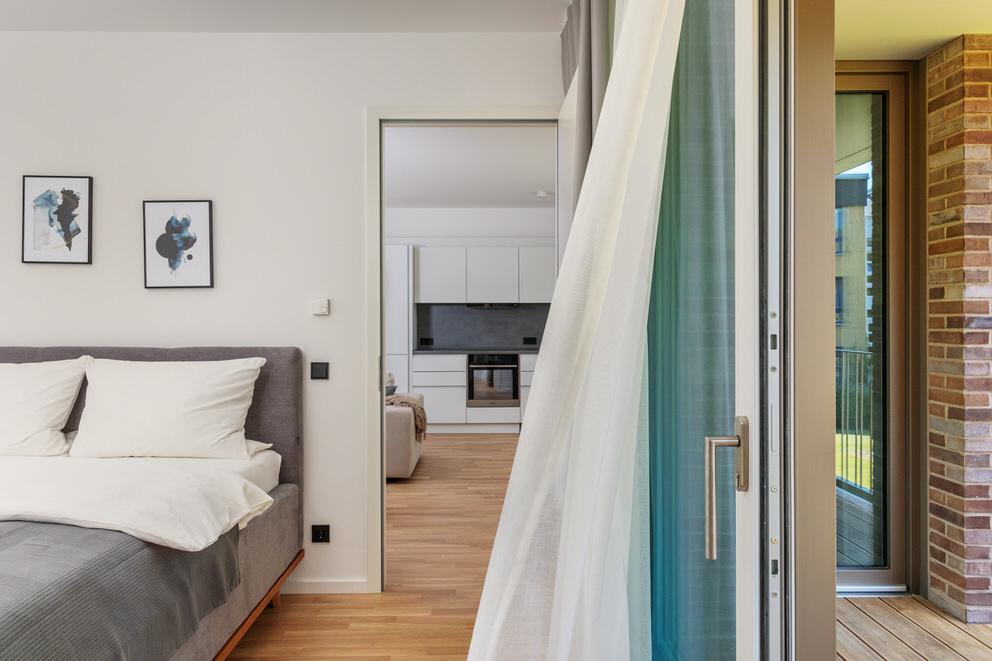 Helles und modernes Ferienappartement mit offener Terrassentür
