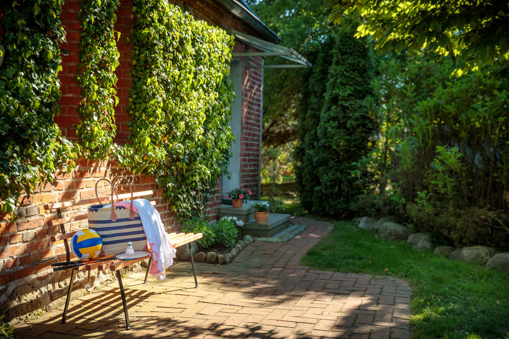 Sonnige Bank vor Ferienhaus in Mecklenburg Vorpommern