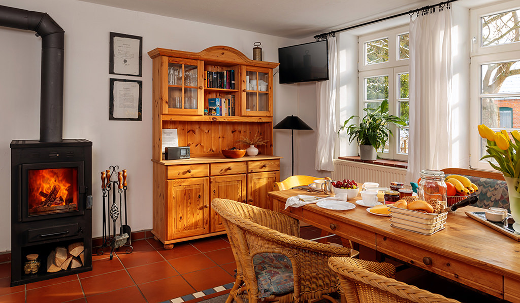 Ferienhaus mit Frühstückstisch und Morgensonne in den Fenstern für die Vermarktung einer Ferienwohnung