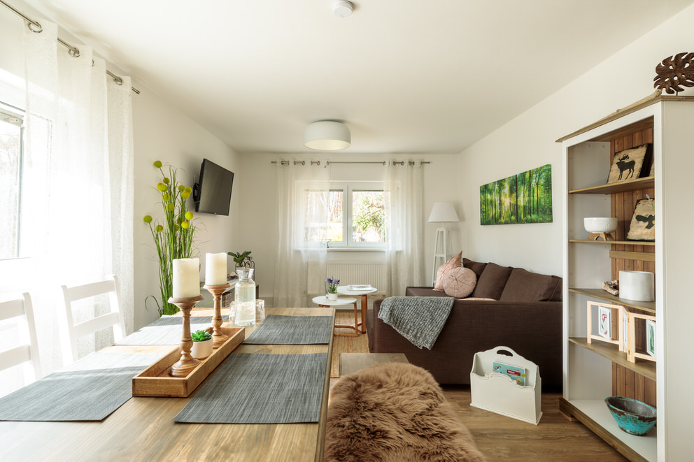 Esstisch in großem Wohnzimmer in Ferienappartement
