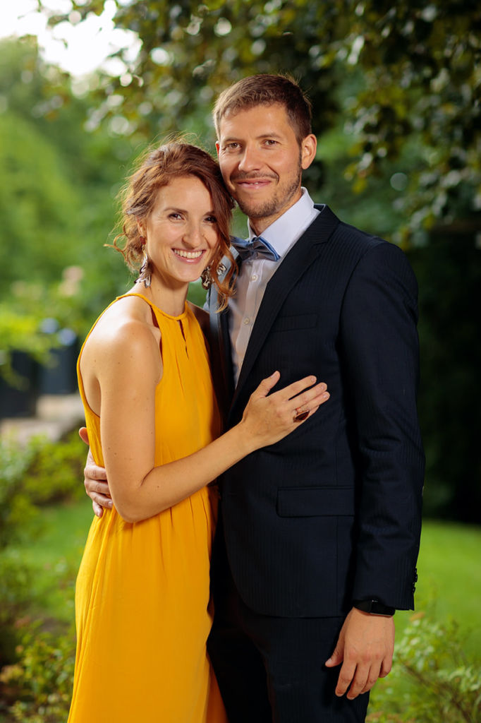 Hochzeitsgäste bei einer Sommerhochzeit