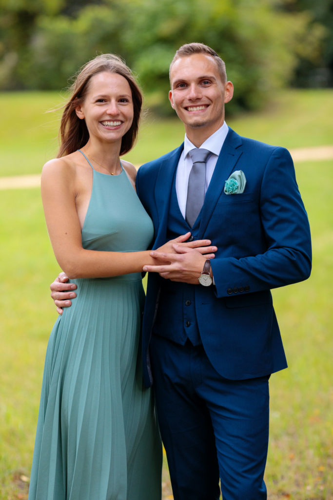 Hochzeitsgäste bei einer Sommerhochzeit
