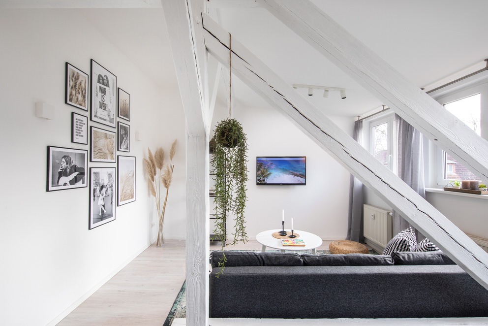 Offener Wohnbereich mit viel Tageslicht in Ferienappartement