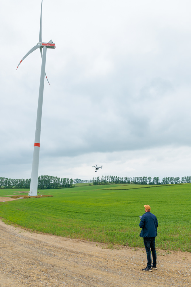 Inspektion einer Windkraftanlage in Brandenburg mit einer Drohne Inspektion einer Windkraftanlage in Brandenburg mit einer Drohne