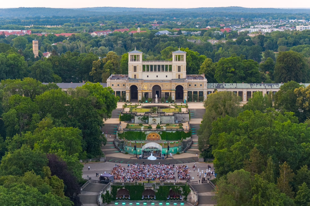 Gruppenfoto aus der Luft auf einem Event auf dem Landgut Stober in Nauen Luftaufnahmen der Musikfestspiele Potsdam: Abschlusskonzert vor der Orangerie am 26. Juni 2022