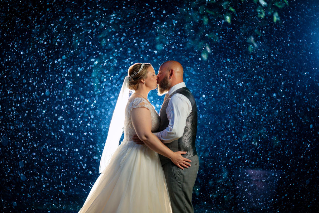 Hochzeitspaar im Regen