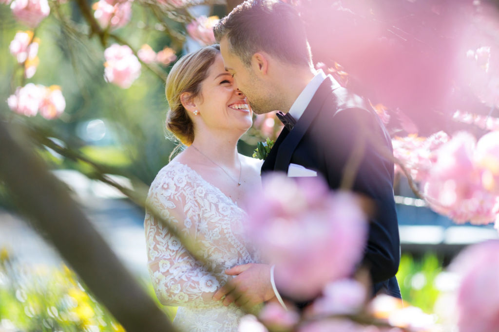 Hochzeitsfotos im Frühling: wenn die Blüten sprießen, arbeiten wir gern mit engen Ausschnitten unter Bäumen Hochzeitsfotos im Frühling: wenn die Blüten sprießen, arbeiten wir gern mit engen Ausschnitten unter Bäumen