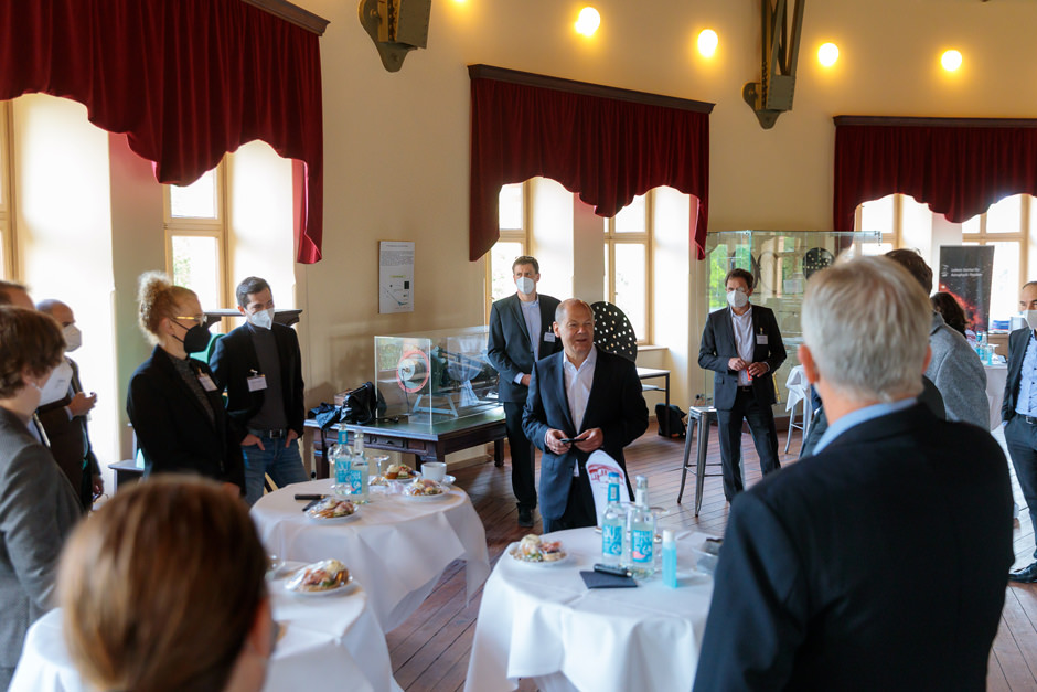Kanzler besucht großen Refraktor auf Telegrafenberg