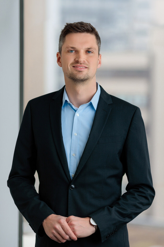 Mitarbeiterportraits im Büro mit Großstadtflair im Hintergrund