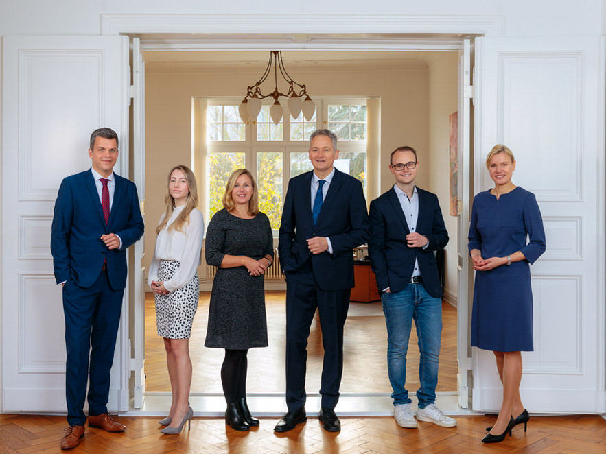lockeres Gruppenbild vom Team einer Anwaltskanzlei