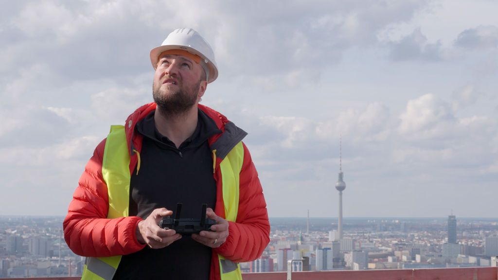 Christian Sommer als Drohnenpilot bei einer Höhenbaustelle in Berlin Christian Sommer als Drohnenpilot bei einer Höhenbaustelle in Berlin