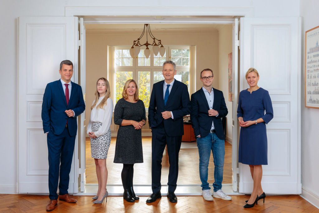 Gruppenfoto in einer Anwaltskanzlei in Berlin