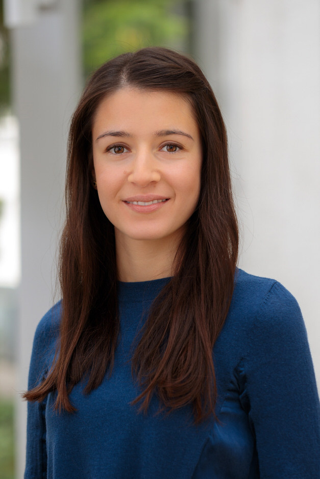 Mitarbeiterfoto als Portrait vor natürlichem Hintergrund in einem Steuerbüro in Berlin