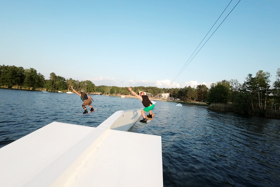 Luftaufnahmen machen lassen im Wasserski Park: Waveboard Tricks mit FPV Drohne Luftaufnahmen machen lassen im Wasserski Park: Waveboard Tricks mit FPV Drohne