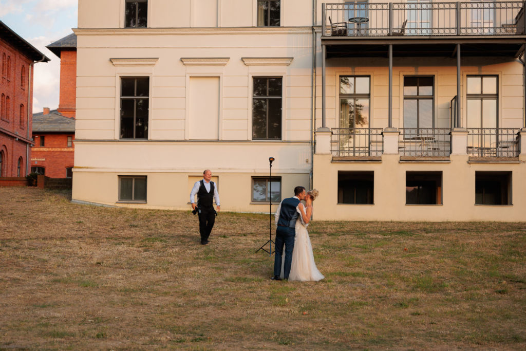 Hochzeitsfotograf fotografiert Brautpaar zur Goldenen Stunde auf Landgut Stober