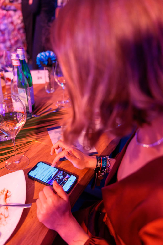 Eventbetreuung: Durch unsere moderne Technologie, können wir live vor Ort hochwertige Social-Media Beiträge für Ihr Event veröffentlichen.