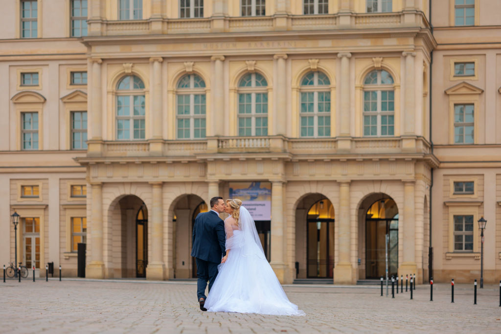 Winterhochzeit im Dezember vor dem Barberini in Potsdam Winterhochzeit im Dezember vor dem Barberini in Potsdam